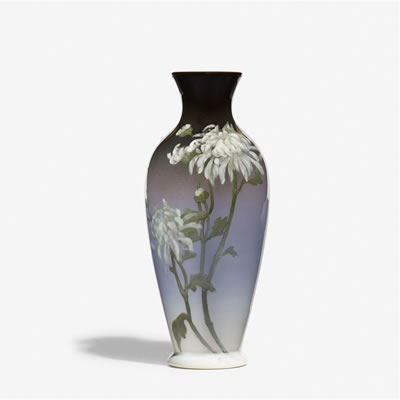 Irene Bishop Hurley : Iris Glaze vase with chrysanthemums