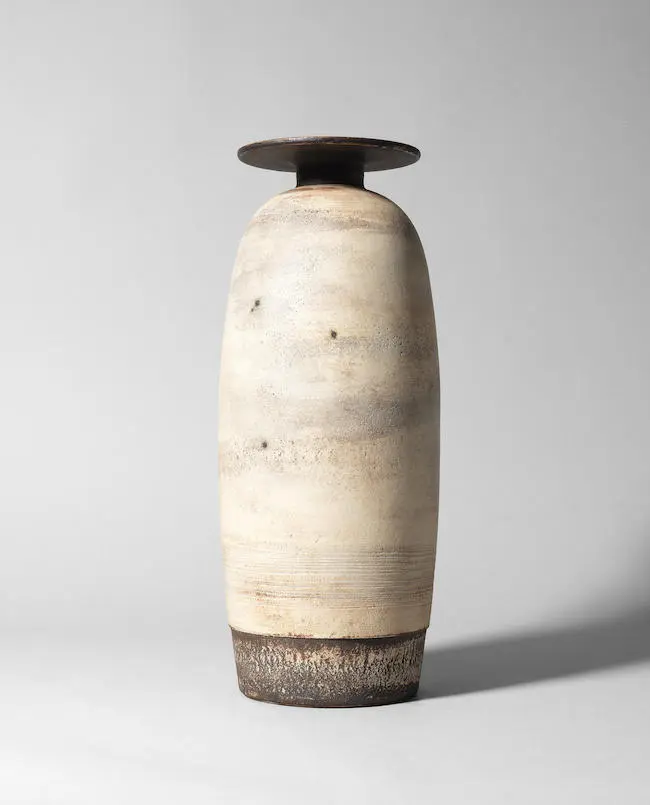 Hans Coper : Important tall bottle vase with disc