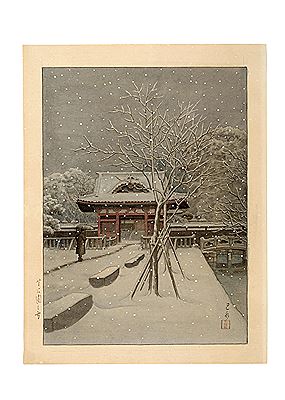 Hasui Kawase : Shiba kōen no yuki (Snow at Shiba Park, Tokyo), depicting a man approaching the shrine gate in the falling snow