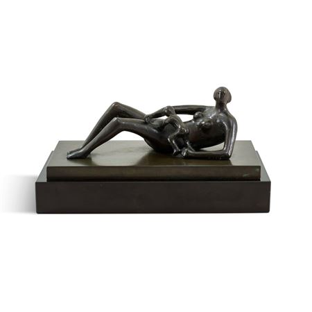 Henry Moore : Reclining Mother and Child I