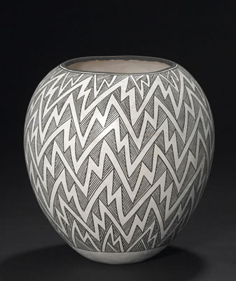 Lucy Martin Lewis : An Acoma jar