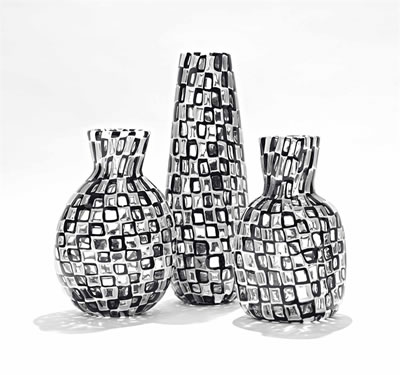 Tobia Scarpa : ENSEMBLE DE TROIS VASES NERO-LATTIMO OCCHI, VERS 1960