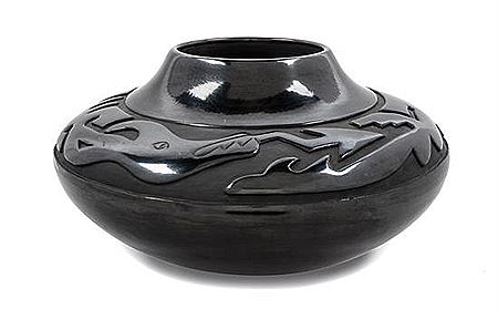 LuAnn Tafoya : Incised Blackware Jar