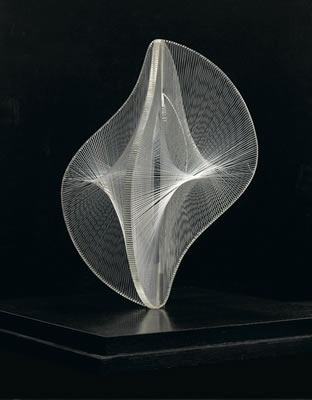 Naum Gabo : Linear Construction in Space No. 2