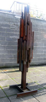 Thierry Gonnin : 'Mendiant'. Abstracte sculptuur in gesoldeerd ijzer