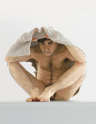 Ron Mueck : Man Under Cardigan