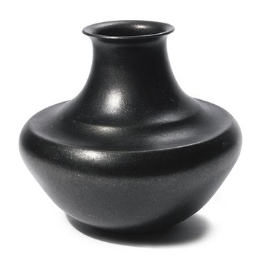 Lonnie Vigil : Tall neck bowl