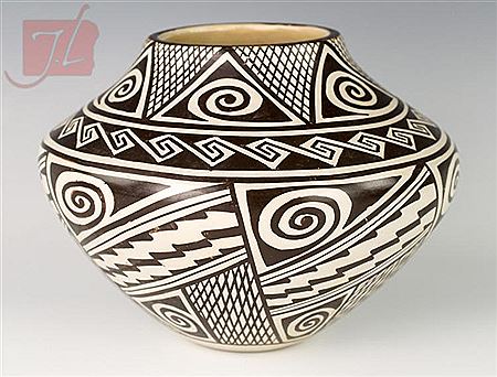 Helen Naha : Black-on-White Pot